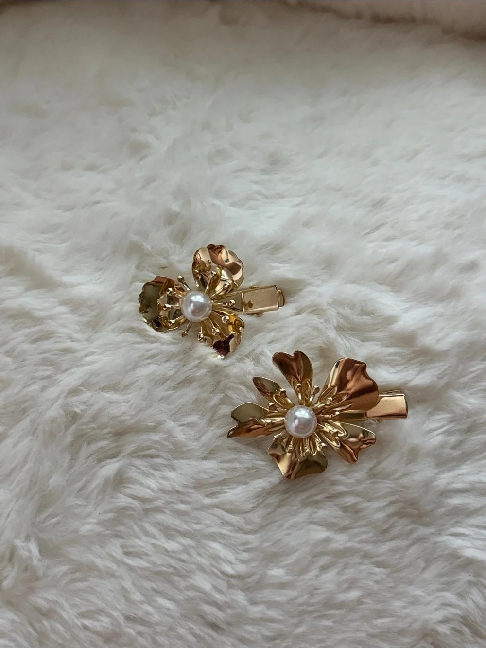 Urban Outfitters Pearl And Metal Flower Clips Set gold floral